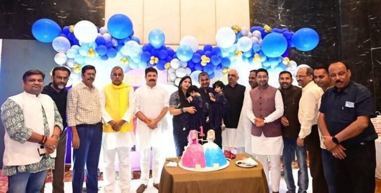 NDTV के लखनऊ ब्यूरो चीफ रणवीर सिंह ने अपनी बेटियों का बर्थडे धूमधाम से मनाया, देखें तस्वीर