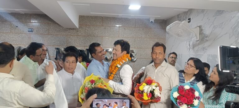 नोएडा मीडिया क्लब के नए अध्यक्ष व Tv 27 चैनल के एडिटर इन चीफ वरिष्ठ पत्रकार आलोक द्विवेदी के क्लब कार्यालय पहुंचने पर हुआ स्वागत