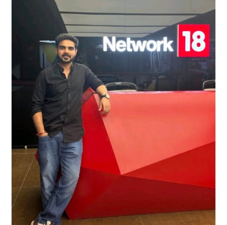 सीएनएन-न्यूज18 चैनल से इस पद पर जुड़े पत्रकार अभय तोमर