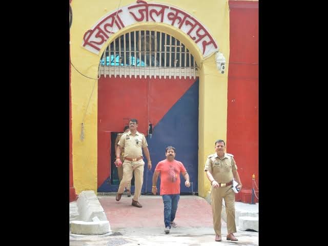 जमीन कब्जाने के मामले में जेल भेजे गए पत्रकार अवनीश दीक्षित को मिली कानपुर जेल से रिहाई,कारों का काफिला अवनीश को लेने पहुंचा था