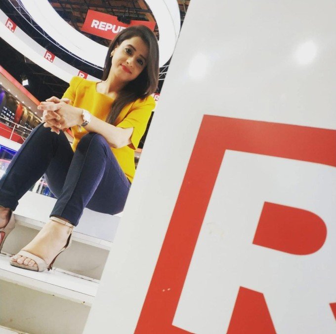 Republic Bharat: रिपब्लिक भारत से तेज-तर्रार एंकर का इस्तीफा,बड़े चैनल में अब होगी ग्रैंड एंट्री