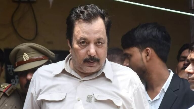 क्या जेल में मोबाइल यूज कर रहा है चैनल मालिक अखिलेश दुबे ? पत्नी को दी गई पर्ची सवालों में