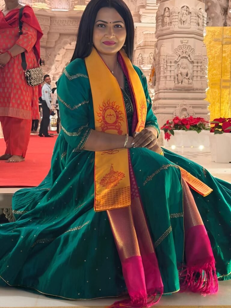 विश्व हिन्दी परिषद द्वारा एबीपी न्यूज चैनल की सीनियर एंकर/वाइस प्रेसिडेंट चित्रा त्रिपाठी को किया गया सम्मानित