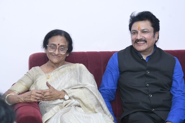 नोएडा प्रेस क्लब के अध्यक्ष व Tv27 न्यूज चैनल के एडिटर इन चीफ आलोक द्विवेदी के पिता को दी गई भावभीनी श्रद्धांजलि, विधायक व जज सहित मंत्री हुए शामिल