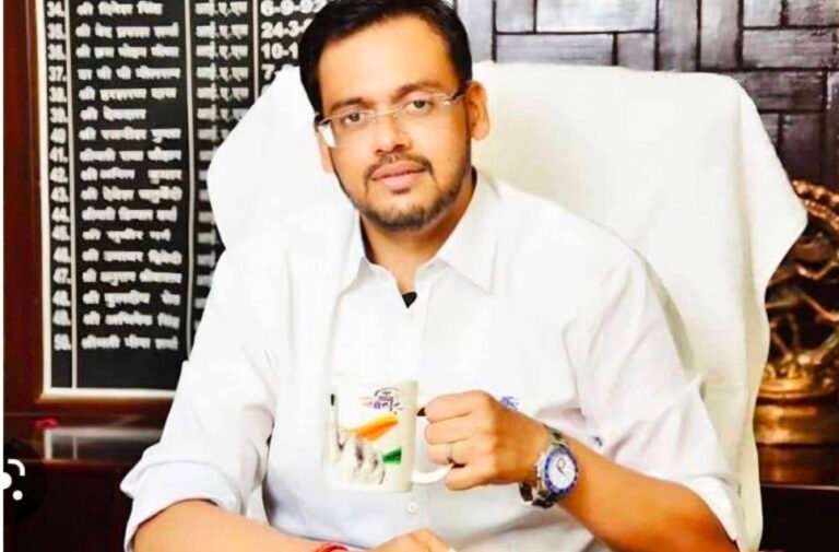 यूपी कैडर के आईएएस अधिकारी अभय सिंह पर उनकी ही मां ने लगाए गंभीर प्रताड़ना के आरोप